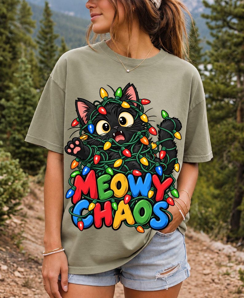 Чёрный кот в гирлянде «Meowy Chaos»
