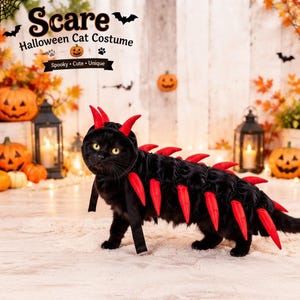 Może przedstawiać: Czarny kostium dla kota z kapturem z dwoma czerwonymi rogami oraz segmentowanym elementem na grzbiet ozdobionym wieloma ostrymi czerwonymi kolcami. Tekst "Scare Halloween Cat Costume" oraz "Spooky • Cute • Unique" znajduje się u góry obrazu.