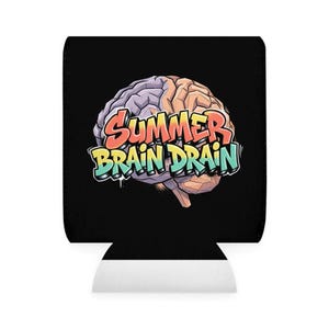 以下が含まれることがあります： 紫とオレンジの色合いで描かれた人間の脳のグラフィックが特徴の黒い缶クーラー。脳の上には、赤、黄、ターコイズのグラデーションカラーでスタイリッシュなグラフィティフォントの「SUMMER BRAIN DRAIN」というテキストが重ねられています。