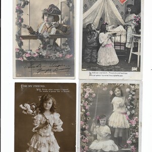 4 französische kolorierte Postkarten von Kindern Vintage Mixed Media Journal Art