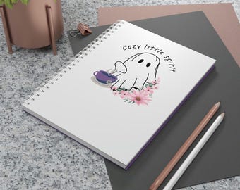 Carnet à spirale Cozy Little Spirit | Journal mignon avec fantôme, thé et fleurs