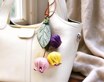 Portachiavi in ​​pelle con bocciolo multicolore fatto a mano, portachiavi a fiore in vera pelle bovina, ciondolo floreale artigianale per borsetta