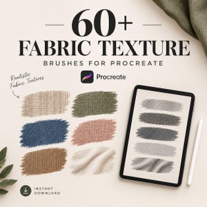 Op de afbeelding: Een digitale set van 60+ stoftextuurpenselen voor Procreate. De afbeelding toont de tekst 60+ FABRIC TEXTURE BRUSHES FOR PROCREATE, samen met diverse gekleurde penseelstreken in beige, olijf, blauw, roze en bruin, en een tabletscherm.