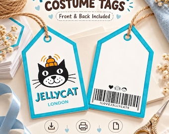 Pode incluir: Duas etiquetas retangulares brancas com bordas azul-brilhante e laços de corda de juta. A etiqueta esquerda apresenta uma ilustração de um gato preto com um chapéu laranja e o texto JELLYCAT LONDON. A etiqueta direita exibe um código de barras, o texto 1LOVEJ3LLYCAT5 e ícones.