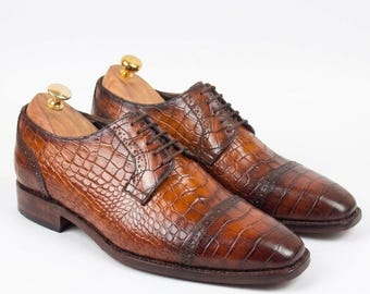 Scarpe Derby da uomo in pelle con stampa coccodrillo, colore marrone cognac, con punta rinforzata, realizzate a mano, ideali per occasioni formali e matrimoni.