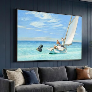 Op de afbeelding: Een rechthoekig ingelijst schilderij met een witte zeilboot op turkoois water onder een helderblauwe lucht met lichte wolken. Verschillende figuren bevinden zich op het dek van de boot, die zich nabij een donkere boei in zee bevindt.