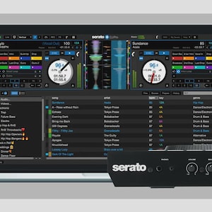 Puede incluir: Un ordenador portátil que muestra la interfaz del software Serato DJ Pro con dos platos virtuales, formas de onda coloridas y una biblioteca musical, situado detrás de un controlador de hardware Serato negro con mandos, interruptores y toma de auriculares.