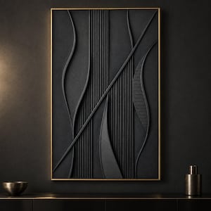 Puede incluir: Una pieza de arte mural rectangular con una superficie negra texturizada que presenta líneas verticales en relieve, elementos curvos y una barra diagonal, todo encerrado en un marco dorado fino. La composición combina patrones lineales y curvas.