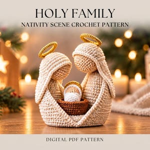 Puede incluir: Un patrón de ganchillo titulado HOLY FAMILY NATIVITY SCENE CROCHET PATTERN. La imagen muestra tres figuras tejidas en hilo beige: dos figuras más grandes con halos amarillos y una figura pequeña en una cesta marrón, representando un belén.