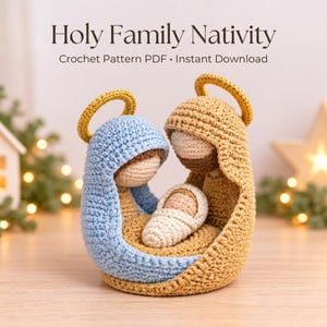 Puede incluir: Un patrón de ganchillo en PDF titulado Holy Family Nativity que muestra un conjunto amigurumi de tres figuras. Incluye una figura con capucha azul, una con capucha beige y barba marrón, y un pequeño bebé envuelto, todos con aureolas doradas.