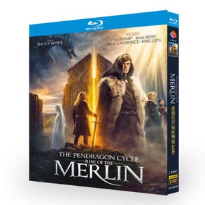 Può includere: Una custodia Blu-ray per The Pendragon Cycle: Rise of the Merlin. La copertina mostra una figura incappucciata con mantello di pelliccia, una spada e altri personaggi davanti a una struttura in pietra e la sagoma di un drago. Il testo include le star Tom Sharp, Rose Reid e Alex Laurence-Phillips.