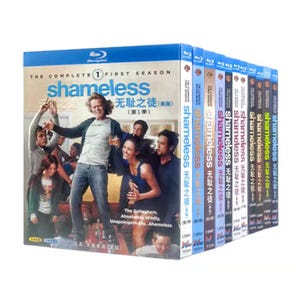 Puede incluir: Una colección de cajas de Blu-ray de la serie de televisión Shameless, que presenta la primera temporada completa en la portada con un grupo de personas, y varios lomos que muestran el título de la serie en inglés y caracteres chinos.