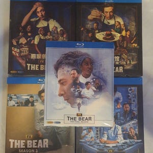 Op de afbeelding: Vijf Blu-ray-hoesjes van de televisieserie The Bear, met diverse castleden in keukenomgevingen. De covers tonen het FX-logo, de titel The Bear en specifieke seizoenslabels, waaronder The Final Season en Season 3.