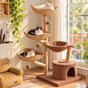 Pode incluir: Uma árvore para gatos de vários níveis com um tronco central de madeira, três plataformas de vime trançado, uma tigela de tecido castanho felpudo e uma base fechada a condizer. Três gatos descansam nos cestos de vime elevados.