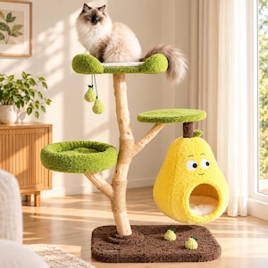 Könnte beinhalten: Ein Katzenbaum mit einem zentralen Holzstamm, Sisalseil-Akzenten, einer braunen quadratischen Basis und mehreren grünen Plattformen. Eine plüschige, gelbe, birnenförmige Katzenhöhle mit Gesicht hängt an einem Ast, dazu zwei kleine Birnenspielzeuge.