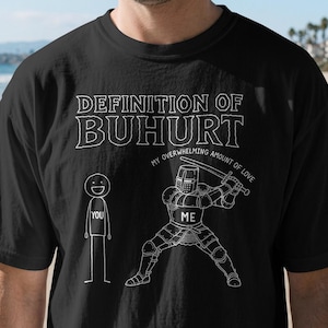 Könnte beinhalten: Ein schwarzes T-Shirt mit weißen Linienzeichnungen und Text. Die Grafik zeigt den Text DEFINITION OF BUHURT über einem Strichmännchen mit der Aufschrift YOU und einem Ritter in Rüstung mit der Aufschrift ME, der ein Schwert mit dem Text MY OVERWHELMING AMOUNT OF LOVE hält.
