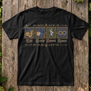 Może przedstawiać: Czarny t-shirt z krótkim rękawem z nadrukiem graficznym składającym się z czterech prostokątnych paneli przedstawiających miskę z jedzeniem, osobę śpiącą w łóżku, rycerza z mieczem oraz symbol nieskończoności. Napis głosi Eat, Sleep, Buhurt, Repeat.