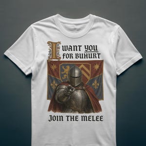 Könnte beinhalten: Ein weißes T-Shirt mit kurzen Ärmeln und einer Grafik eines Ritters in Metallrüstung, der nach vorne zeigt. Der Text lautet I WANT YOU FOR BUHURT und JOIN THE MELEE. Hinter dem Ritter befindet sich ein rotes und blaues heraldisches Banner.