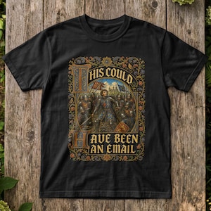 Puede incluir: Una camiseta negra con un gráfico central que muestra una ilustración de estilo medieval de caballeros con armadura. El texto "THIS COULD HAVE BEEN AN EMAIL" está impreso en una fuente decorativa dorada, rodeado por un borde floral colorido y adornado.