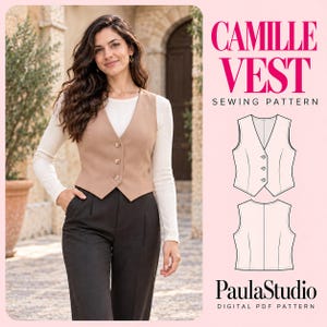 Könnte beinhalten: Ein Camille Vest Schnittmuster von PaulaStudio mit einer beigen Weste mit Knopfleiste und V-Ausschnitt. Das Bild enthält eine technische Strichzeichnung der Vorder- und Rückseite der Weste sowie den Text Camille Vest Sewing Pattern.