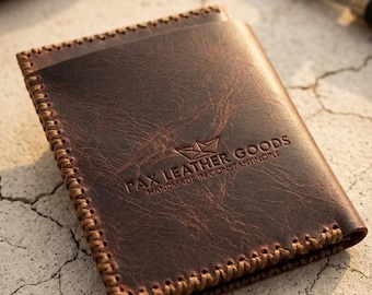 Portefeuille à deux volets en cuir vieilli, fabriqué à la main, portefeuille vintage à bords surpiqués, portefeuille personnalisé estampé à chaud, cadeau unique pour les garçons d'honneur.