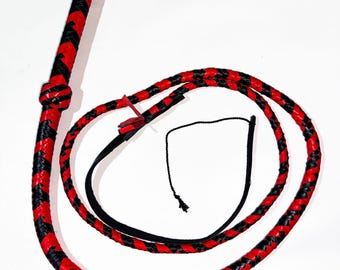 Látigo de cuero trenzado rojo y negro hecho a mano / Accesorio para cosplay de Indiana Jones / Látigo para actuaciones
