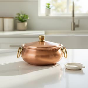 Cacerola de cobre puro hecha a mano con asas de latón, recipiente para cocinar según la medicina ayurvédica.