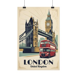 Op de afbeelding: Een verticale poster met een gestileerde illustratie van Londense bezienswaardigheden, waaronder de Tower Bridge en de Big Ben klokkentoren. Een rode dubbeldekkerbus staat op de voorgrond. De tekst LONDON United Kingdom staat onderaan.