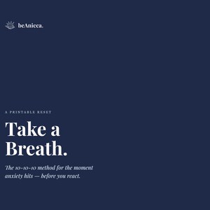 Könnte beinhalten: Eine dunkelmarineblaue digitale Grafik mit weißem Text, der beAnicca lautet. A PRINTABLE RESET Take a Breath. The 10-10-10 method for the moment anxiety hits — before you react. Das Design zeigt ein kleines weißes Muschelsymbol oben links.
