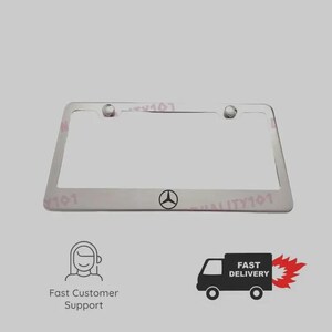 Puede incluir: Un marco rectangular para matrícula de cromo con un acabado metálico pulido. El marco cuenta con dos orificios de montaje circulares en la parte superior y un pequeño logotipo de la estrella de tres puntas de Mercedes-Benz centrado en la barra inferior.