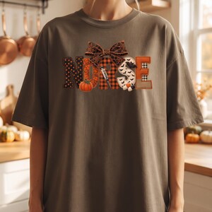 Halloween verpleegster T-shirt | Spooky verpleegster patchwork graphic T-shirt | Herfst kerstcadeau voor verpleegsters, oversized shirt | Leuk verpleegster T-shirt voor de feestdagen