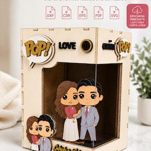 Puede incluir: Una caja de sombra de madera clara con un diseño cortado a láser con el texto CHIBI LOVE POP. Dentro de la caja hay dos figuras estilo chibi de una pareja. El frente de la caja muestra los nombres Gabriela y Eduarda en letra cursiva.