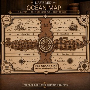Può includere: Una mappa oceanica in legno tagliata al laser a cinque strati che mostra la Grand Line, North Blue, East Blue, West Blue e South Blue. La mappa include una rosa dei venti centrale, icone nautiche ed etichette di testo come The Grand Line.