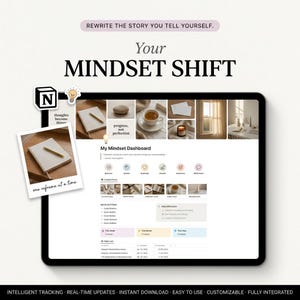Puede incluir: Una interfaz de panel digital titulada Your MINDSET SHIFT mostrada en una pantalla de tableta. Incluye un encabezado My Mindset Dashboard, varios iconos de seguimiento, una sección de afirmación diaria y una tabla. Una foto tipo polaroid muestra un cuaderno.