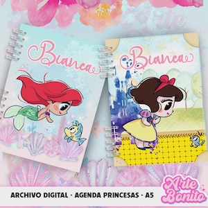 Puede incluir: Dos cuadernos de espiral con personajes de dibujos animados. El cuaderno izquierdo muestra una sirena de pelo rojo y un pez pequeño con el nombre Bianca. El derecho muestra un personaje con vestido amarillo con el nombre Bianca.