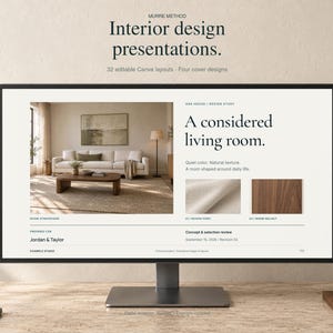 Op de afbeelding: Een computermonitor toont een digitaal presentatiesjabloon voor interieurontwerp met de titel Murre Method Interior design presentations. Het scherm toont een woonkamerindeling met tekst, stofstalen en projectdetails voor Jordan & Taylor.