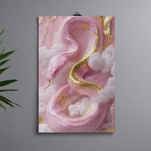 Pode incluir: Uma impressão de arte de parede vertical apresentando uma cobra rosa enrolada com escamas douradas metálicas nas costas. A cobra está rodeada por nuvens brancas suaves contra um fundo rosa texturizado com detalhes dourados e um gancho no topo.