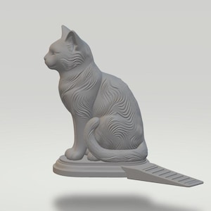 以下が含まれることがあります： 座っている猫の形をしたマットグレーのドアストッパー。猫のフィギュアは詳細な毛並みの質感を備えており、円形のベースの上に配置されています。ベースは、上面に一連の水平な溝があるくさび形の尾の部分へと伸びています。