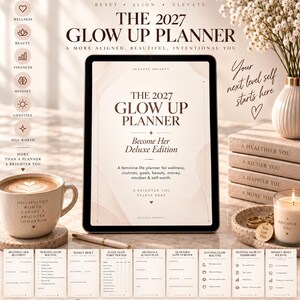 Könnte beinhalten: Ein digitales Tablet zeigt The 2027 Glow Up Planner, ein beiges Dokument mit dunkelbraunem Text. Darunter sind neun kleine druckbare Seitenvorschauen zu sehen. Die Szene umfasst eine Keramiktasse, eine Kerze und einen Stapel Bücher mit Text.