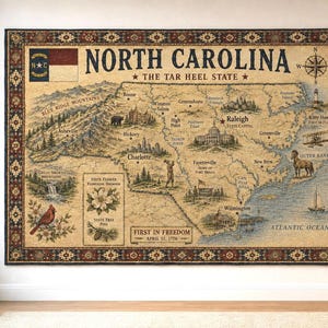 Op de afbeelding: Een rechthoekig wandtapijt met een vintage-stijl kaart van North Carolina. De kaart bevat illustraties van bezienswaardigheden, de staatsvlag, de staatsbloem, de staatsboom, een kardinaalvogel en de tekst North Carolina The Tar Heel State.