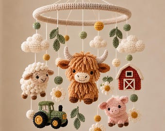 Könnte beinhalten: Ein Häkel-Babymobile mit einem zentralen Hochlandrind, umgeben von einem Schaf, einem Schwein, einer roten Scheune, einem grünen Traktor, weißen Wolken, Gänseblümchen und grünen Blättern, die an einem runden Rahmen mit kleinen Garnkugeln hängen.