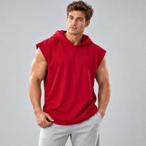 Könnte beinhalten: Ein ärmelloses rotes Kapuzenshirt mit Kapuze und weiten Armausschnitten. Das Kleidungsstück ist in einem kräftigen, einfarbigen Rot gehalten und verfügt über ein schlichtes Pullover-Design mit einer am Halsausschnitt befestigten Kapuze.