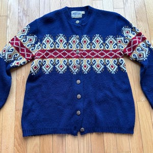 Può includere: Un set di tre tazze in ceramica con finitura maculata e opaca. Le tazze sono in tonalità crema, grigio chiaro e grigio scuro. Ogni tazza ha un design semplice e minimalista, ideale per caffè o tè.