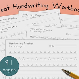 Puede incluir: Un cuaderno de caligrafía Neat Handwriting Workbook con 91 páginas de ejercicios. Las hojas blancas muestran texto negro, Handwriting Practice, Date, y filas de letras y palabras como cat para repasar. Un bolígrafo amarillo descansa abajo.