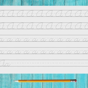 Op de afbeelding: Een wit oefenblad met rijen gestippelde cursieve kleine letters a en één voorbeeld van de hoofdletter en kleine letter Aa. Een geel houten potlood met een zilveren metalen ring en roze gum ligt horizontaal onder het blad.