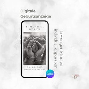 Könnte beinhalten: Ein Smartphone zeigt eine digitale Geburtsanzeige mit einem Schwarz-Weiß-Foto von Erwachsenenhänden, die Babyfüße halten. Der Text lautet: Digitale Geburtsanzeige, SMALL HANDS, BIG LOVE, Mael Hofmann, 22 / 03 / 2027, 22:46 UHR, 50 CM, 3.450 GRAMM.