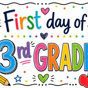 Puede incluir: Un cartel rectangular con fondo blanco que presenta el texto First day of 3rd GRADE en letras multicolores. El diseño incluye un lápiz amarillo, una manzana roja y pequeños corazones y estrellas de varios colores con un borde negro.