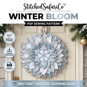 Może przedstawiać: Wzór krawiecki w formacie PDF o nazwie StitchedSafariCo Winter Bloom przedstawiający dekoracyjny wieniec wykonany z warstwowych białych, jasnoniebieskich i szarych nakrapianych płatków tkaniny ułożonych w gwiazdę z centralnym płatkiem śniegu.