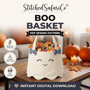 Puede incluir: Una cesta de tela color crema con un borde inferior festoneado, que presenta una cara de fantasma bordada, dos pequeños lazos grises en los lados y un asa. La cesta está llena de dulces variados. El texto incluye StitchedSafariCo, BOO BASKET y PDF SEWING PATTERN.