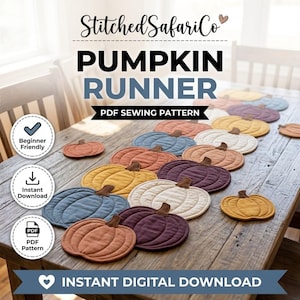 Könnte beinhalten: Ein PDF-Schnittmuster für einen Kürbis-Tischläufer von StitchedSafariCo. Das Bild zeigt mehrere gesteppte Stoffkürbisse in verschiedenen Farben wie Blau, Orange, Gelb, Lila und Weiß, die auf einer hölzernen Tischoberfläche angeordnet sind.